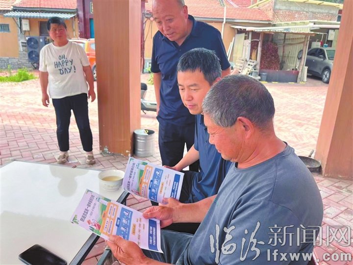 3.jpg 山交村村干部宣讲惠民政策 李海燕 摄